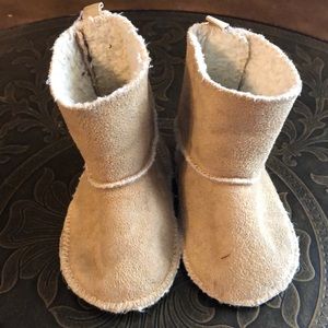 Baby girl Sherpa boots, 3-6 months, light tan.